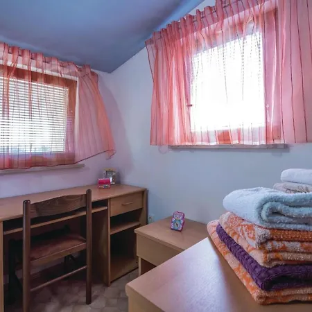 Lovely Home In Liznjan With Wifi