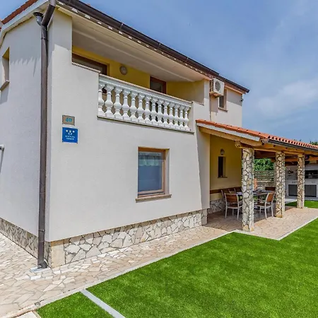 Lovely Home In Liznjan With Wifi *